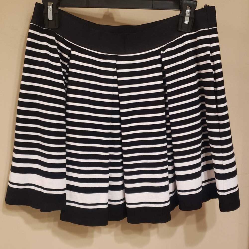 Sophie Max pleated skirt w/pockets!